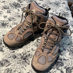 VASQUE Sz 9.5 Leather Gore-Tex Vibram Soles Hiking Boots